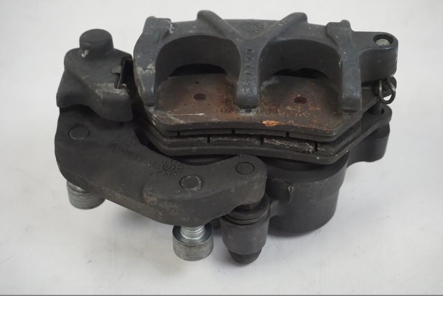 Snett nerifrån på Bromsok från en BMW F 650 CS -2002 motorcykel.