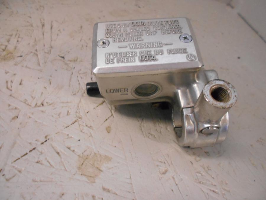 Framsidan på Bromshuvudcylinder från en Suzuki VZ 1600 -2004 motorcykel.