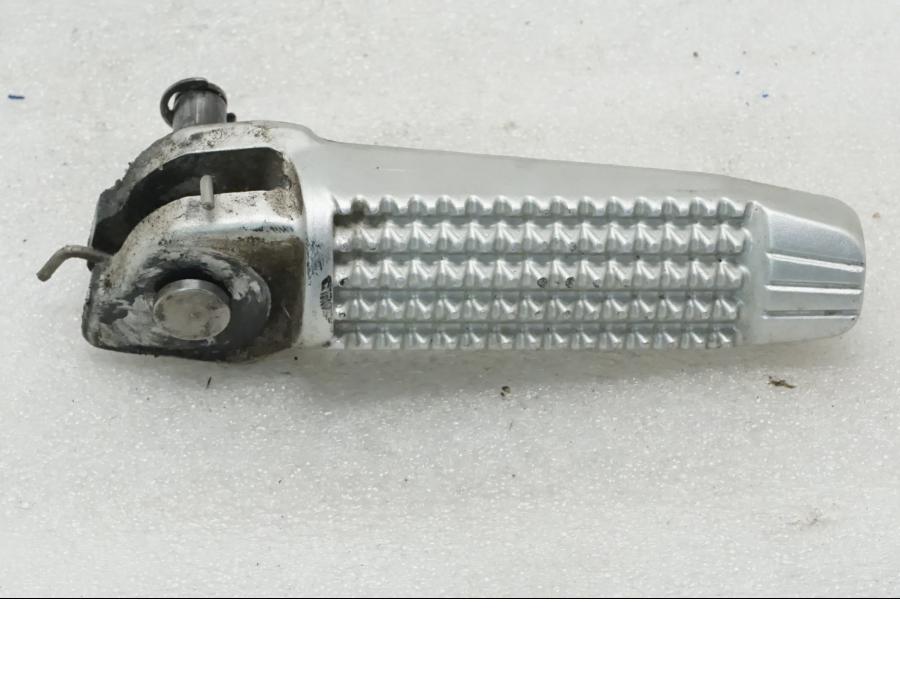 Framsidan på Fotpinne från en BMW F 800 R -2011 motorcykel.