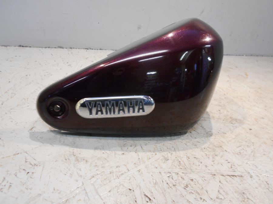Framsidan på Sidopanel från en Yamaha XV 1600 -2000 motorcykel.