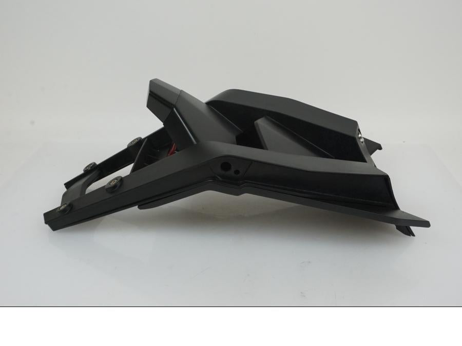 Höger sida på Skylthållare från en KTM 1290 Super Duke -2023 motorcykel.