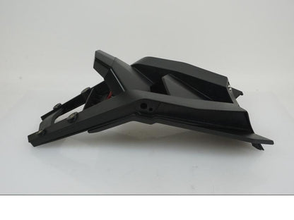 Höger sida på Skylthållare från en KTM 1290 Super Duke -2023 motorcykel.