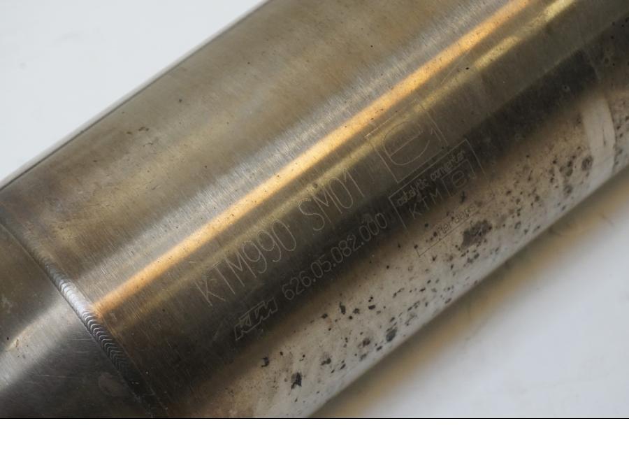 Vänster sida på Ljuddämpare från en KTM 990 SM -2008 motorcykel.