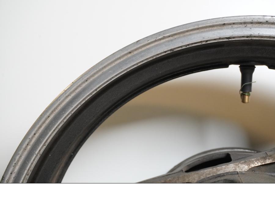 Snett uppifrån på Fälg från en Yamaha FJ 1200 -1986 motorcykel.