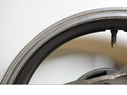 Snett uppifrån på Fälg från en Yamaha FJ 1200 -1986 motorcykel.