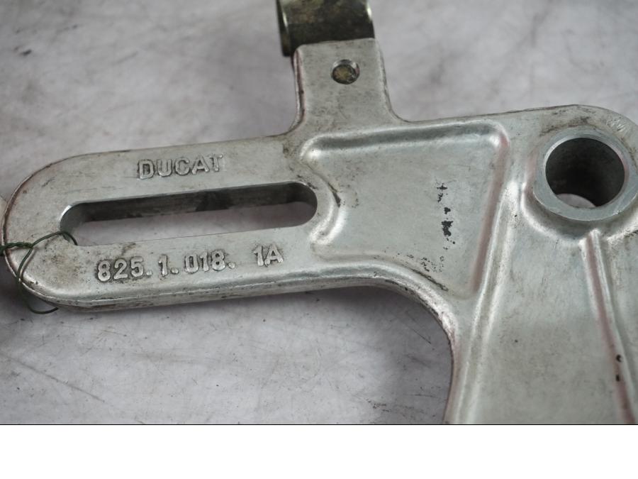 Baksidan på Bromsoksfäste från en Ducati Monster 600 -1998 motorcykel.