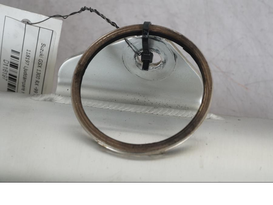 Snett nerifrån på Ljuddämpare från en Suzuki GSX 1300 RX -1999 motorcykel.