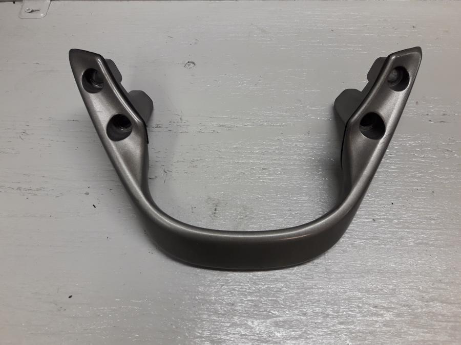 Framsidan på Passagerarhandtag från en Honda CB 600 Hornet -2001 motorcykel.