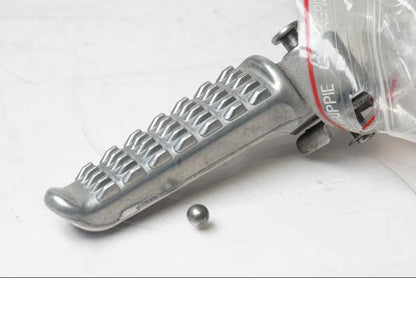 Framsidan på Fotpinne från en Kawasaki ZZ-R 1400 -2010 motorcykel.