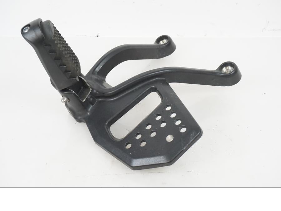 Baksidan på Fotpinnefäste från en H-D Adventure Pan America Special RA1250S -2021 motorcykel.