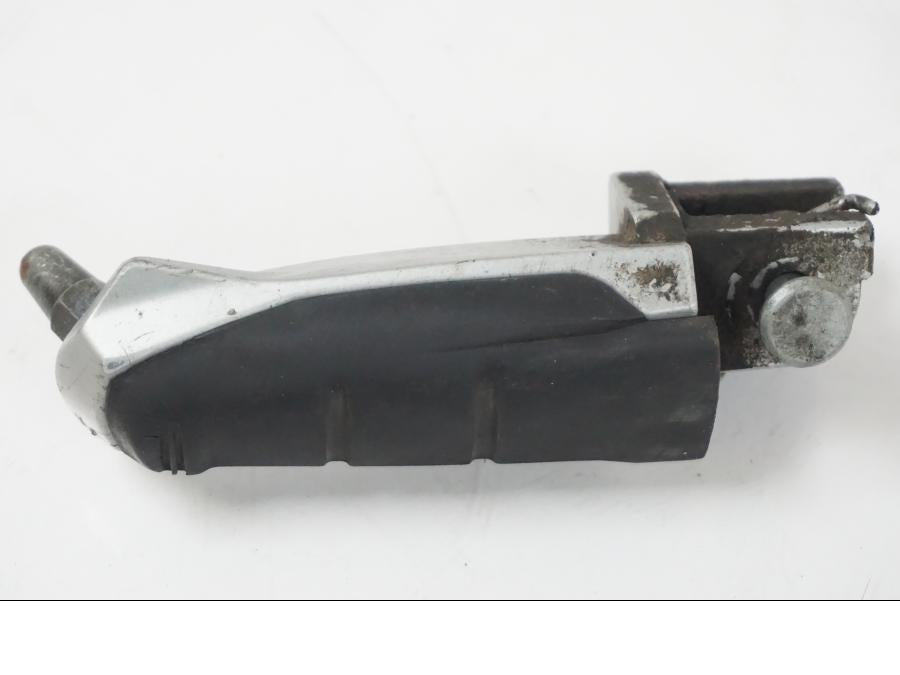 Snett nerifrån på Fotpinne från en BMW F 650 CS -2002 motorcykel.