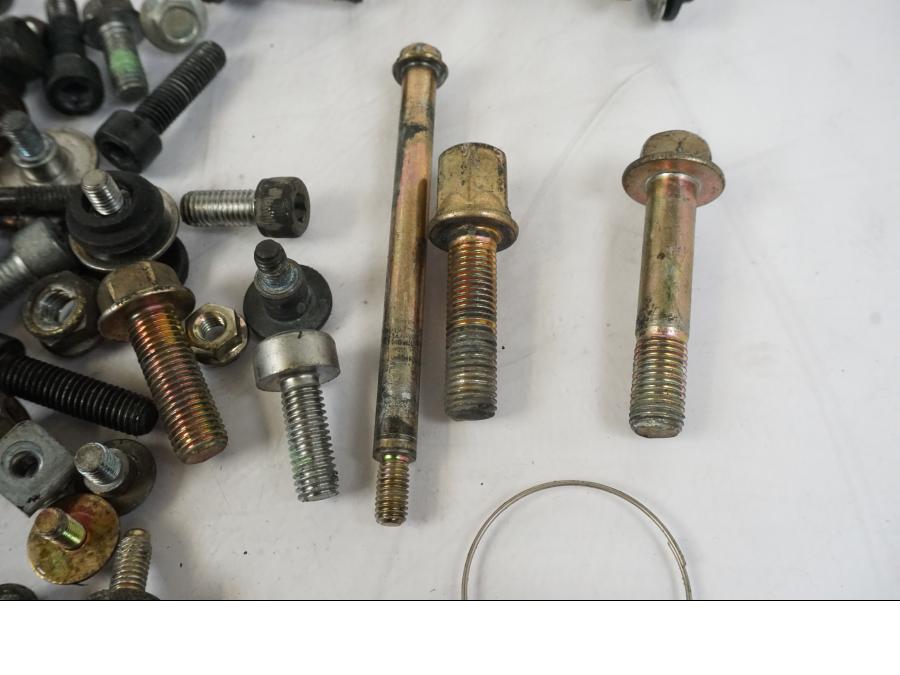 Höger sida på Skruv / Mutter etc från en Honda VFR 750 -1994 motorcykel.