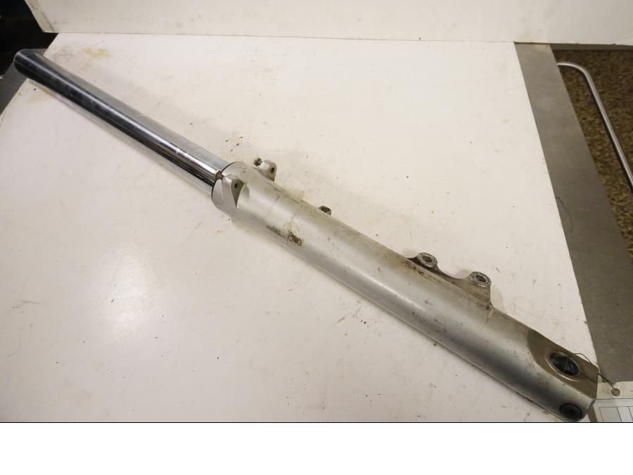 Framsidan på Gaffelben från en Suzuki GSX 1100 -1992 motorcykel.