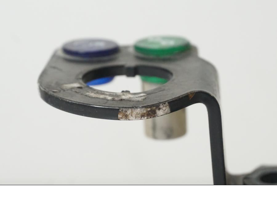 Snett uppifrån på <p>Instrumentpanelsfäste från Husaberg FS 650 E 2004.</p>

<p>Lacksläpp finns se bilder.</p> motorcykel.