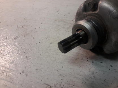 Baksidan på Startmotor från en Honda CBR 125 R -2008 motorcykel.