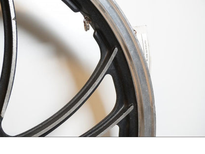 Vänster sida på Fälg från en Yamaha XV 400 -1983 motorcykel.