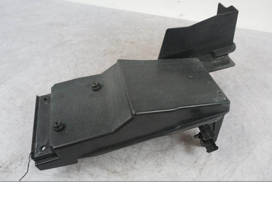 Snett nerifrån på Batterihållare från en Kawasaki ZX-6R -2006 motorcykel.