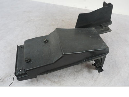 Snett nerifrån på Batterihållare från en Kawasaki ZX-6R -2006 motorcykel.