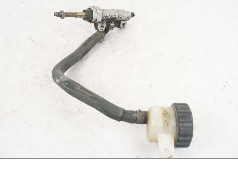 Framsidan på Bromshuvudcylinder från en Yamaha XVS 1100 -2000 motorcykel.