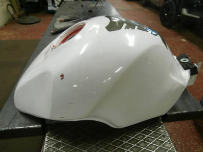 Baksidan på Bensintank från en Honda CBR 900 RR -2000 motorcykel.