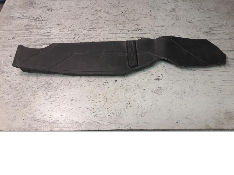 Framsidan på Fotplatta från en Honda ADV 750 -2017 motorcykel.