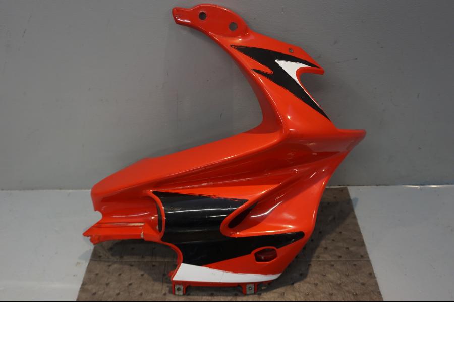 Framsidan på Toppkåpa från en Honda NSR 125 -1998 motorcykel.