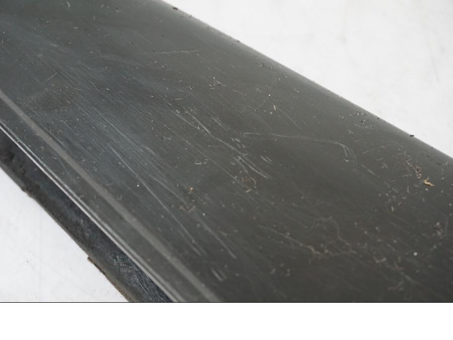 Baksidan på Kedjeskydd från en Honda CB 750 -1996 motorcykel.