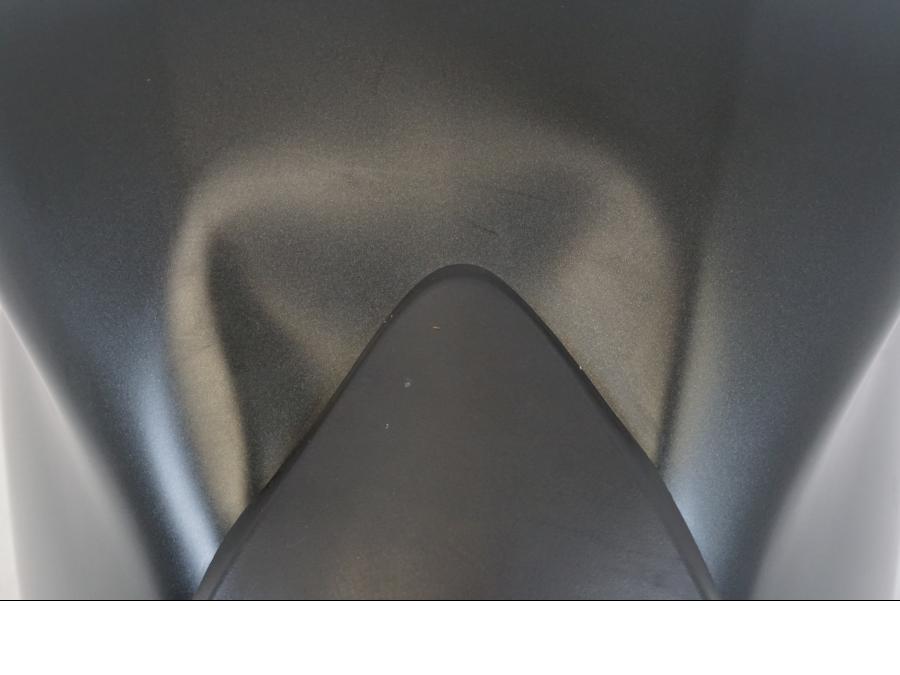 Snett nerifrån på Bensintank från en Honda CB 650 F Hornet -2017 motorcykel.