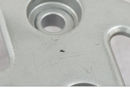 Höger sida på Fotpinnefäste från en Suzuki GSF 1250 -2010 motorcykel.