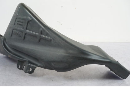 Snett nerifrån på Luftintag från en Honda CBR 1100 XX -1999 motorcykel.