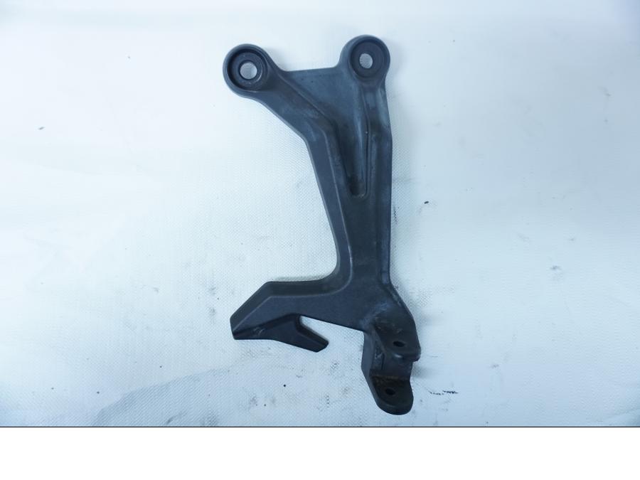 Framsidan på Fotpinnefäste från en Kawasaki Ninja 650 -2018 motorcykel.