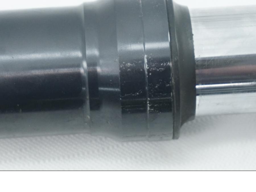 Vänster sida på Gaffelben från en Yamaha YZF 1000 R1 -2002 motorcykel.