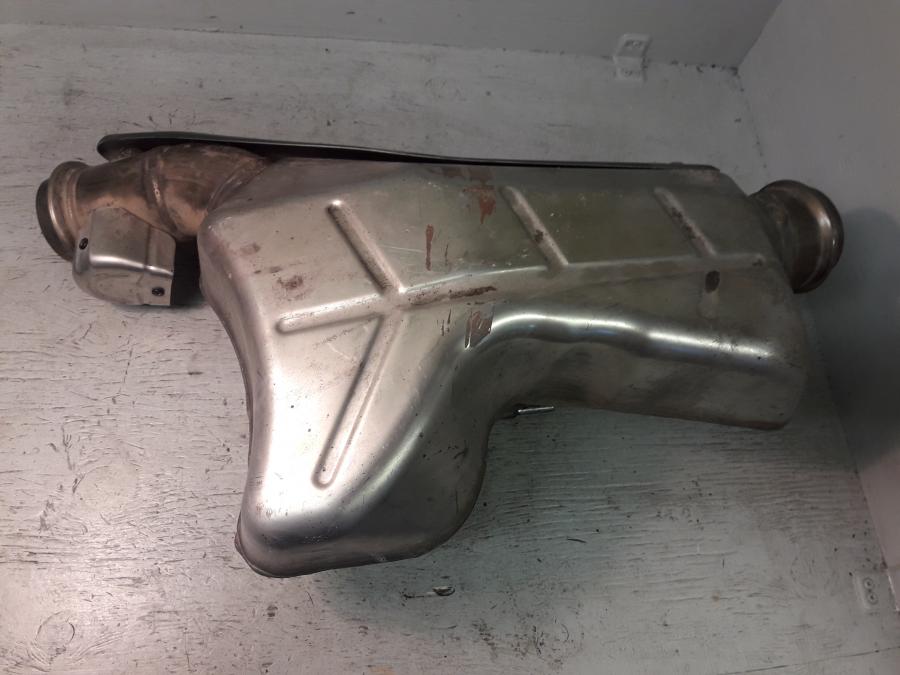 Höger sida på Mellanburk från en KTM 1290 Super Duke -2016 motorcykel.