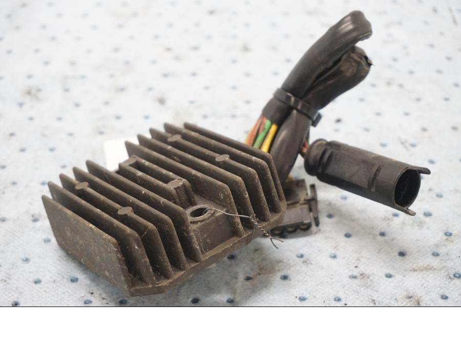 Framsidan på Likriktare från en BMW F 650 GS -2001 motorcykel.