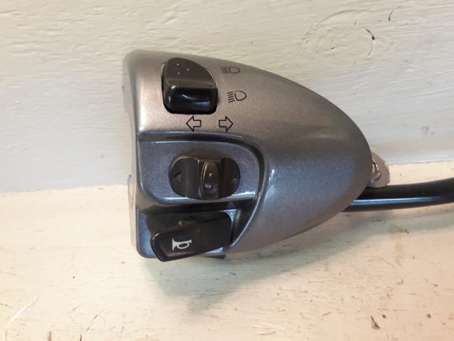 Framsidan på Styrelreglage från en Yamaha Cygnus -2007 motorcykel.