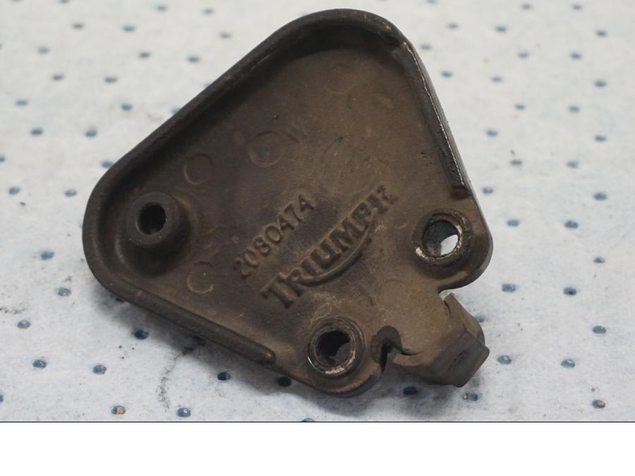 Baksidan på Fotpinnefäste från en Triumph Tiger -2001 motorcykel.