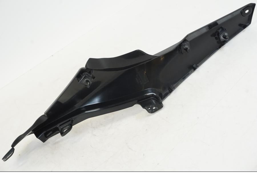 Baksidan på Sidopanel från en Yamaha YZF R7 -2022 motorcykel.