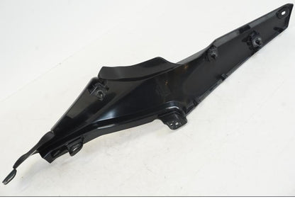 Baksidan på Sidopanel från en Yamaha YZF R7 -2022 motorcykel.