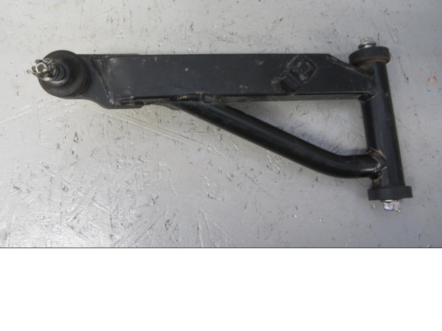 Framsidan på Länkarm från en Suzuki LTA 750 XP E -2009 motorcykel.