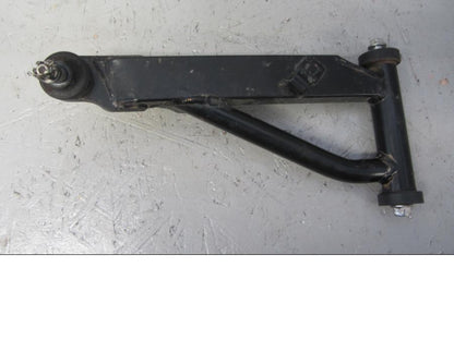 Framsidan på Länkarm från en Suzuki LTA 750 XP E -2009 motorcykel.