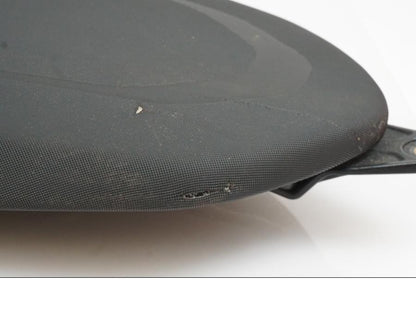 Snett nerifrån på Sadel från en Ducati Hypermotard -2020 motorcykel.