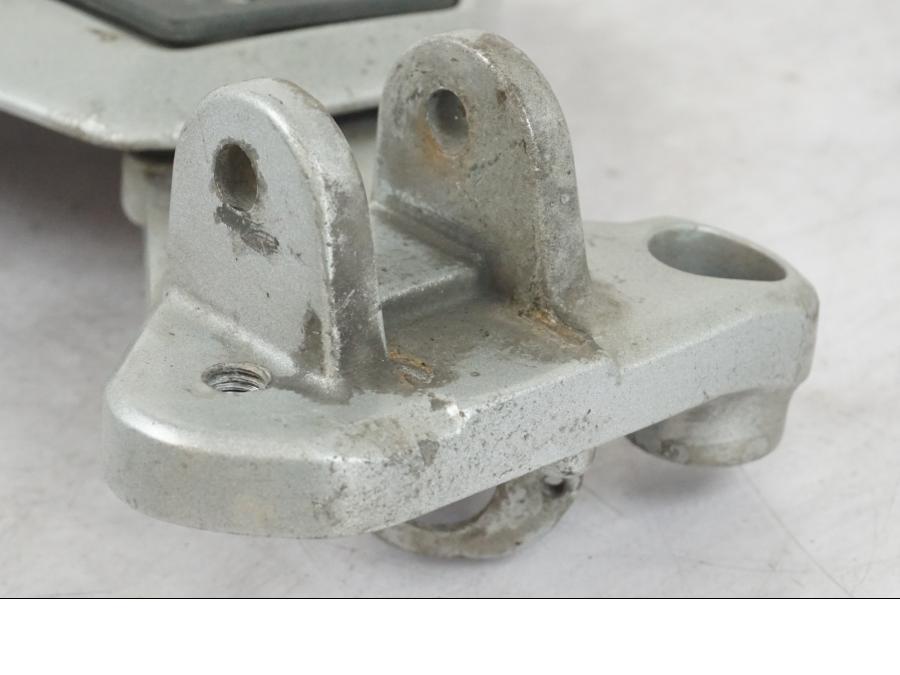 Baksidan på Fotpinnefäste från en Triumph Tiger Explorer -2013 motorcykel.