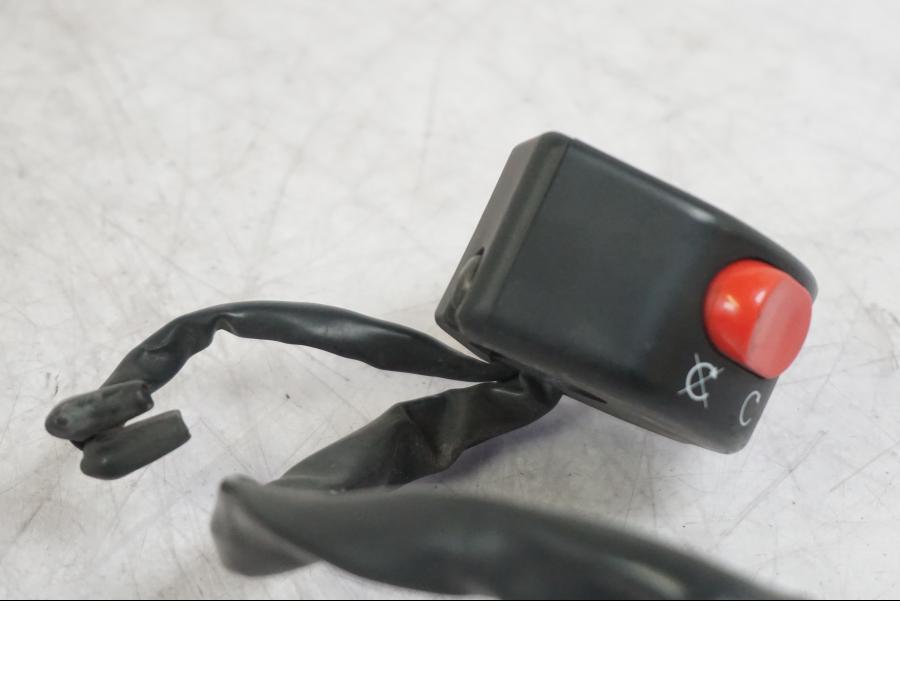 Snett uppifrån på Styrelreglage från en Triumph Tiger -2009 motorcykel.