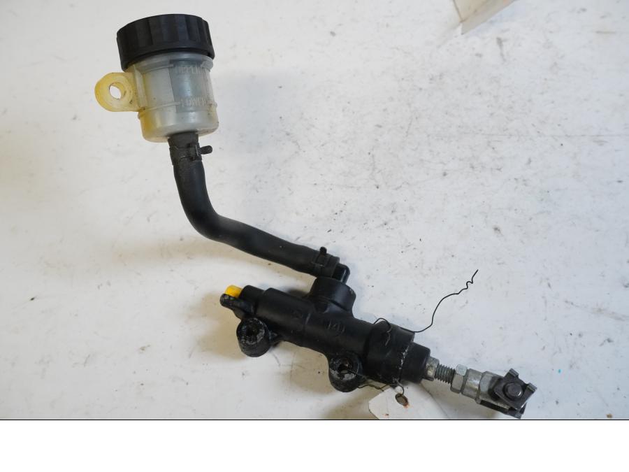 Framsidan på Bromshuvudcylinder från en Triumph Street Triple R -2011 motorcykel.