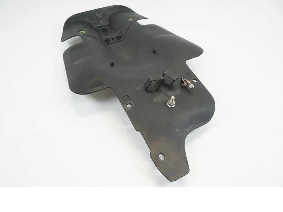 Snett nerifrån på Undertail från en Ducati 748 -1999 motorcykel.