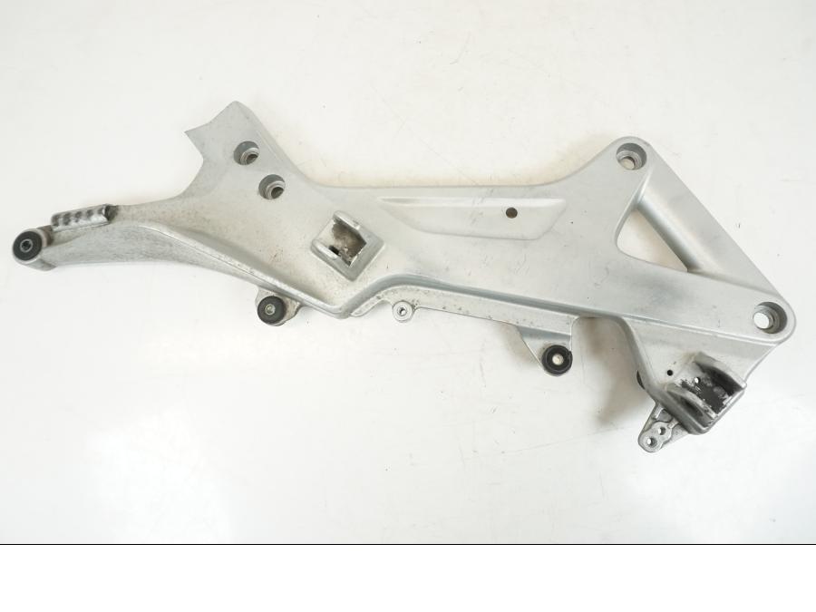 Framsidan på Fotpinnefäste från en Honda ST 1300 -2002 motorcykel.