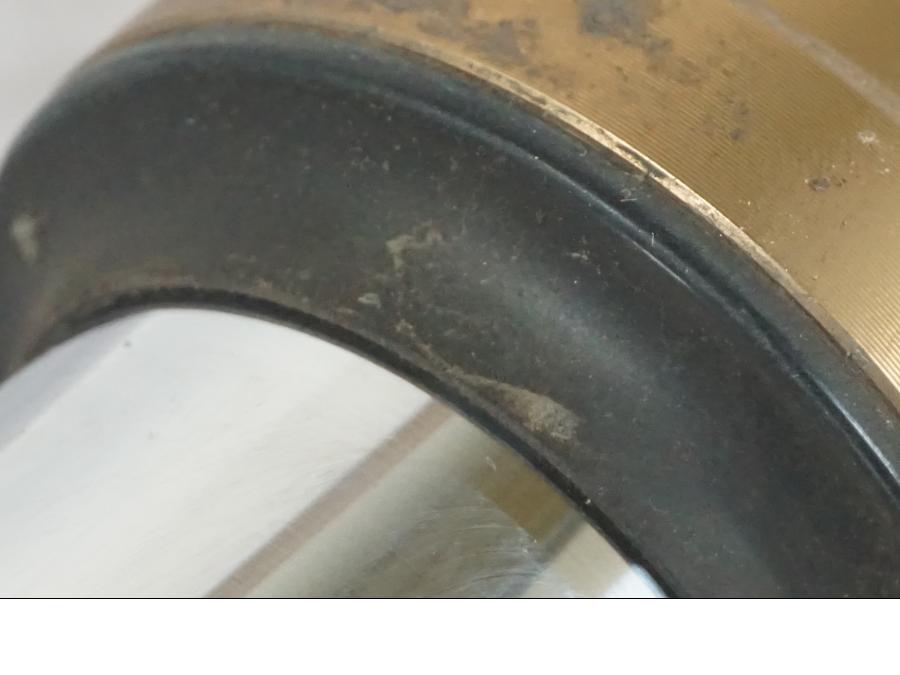 Vänster sida på Gaffelben från en Triumph Tiger Explorer -2013 motorcykel.