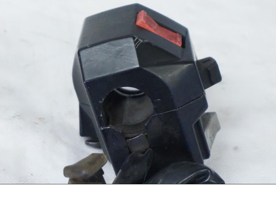 Vänster sida på Styrelreglage från en Yamaha FJ 1200 -1986 motorcykel.