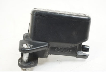 Snett uppifrån på Bromshuvudcylinder från en Honda VFR 800 -2003 motorcykel.