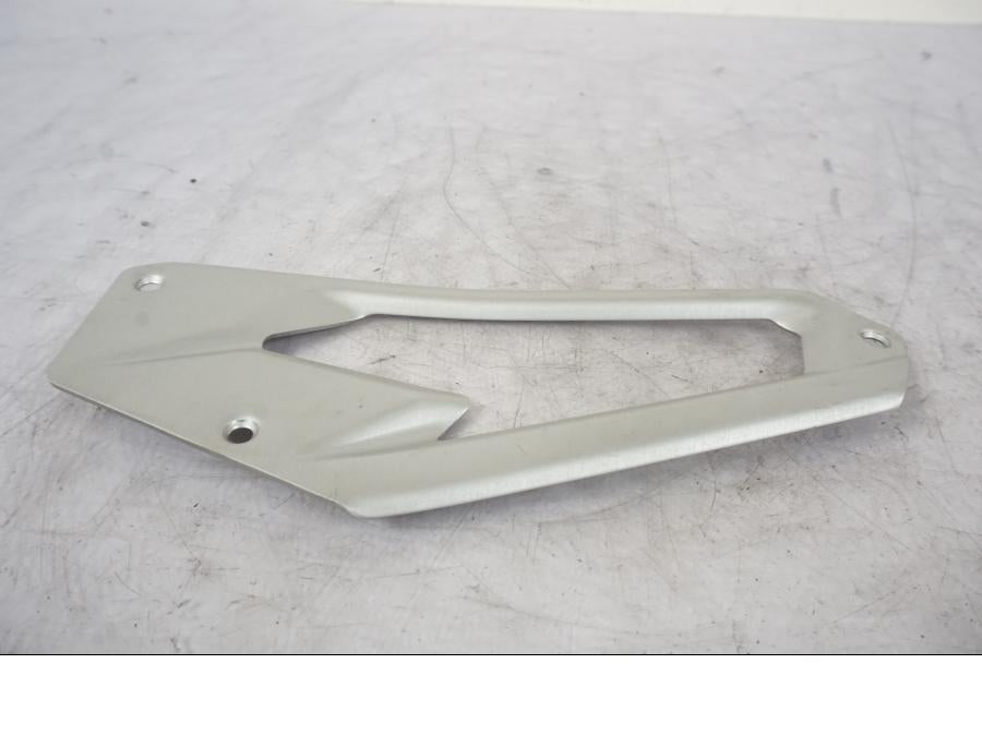 Baksidan på Fotpinnehälskydd från en Kawasaki Z 800 -2014 motorcykel.